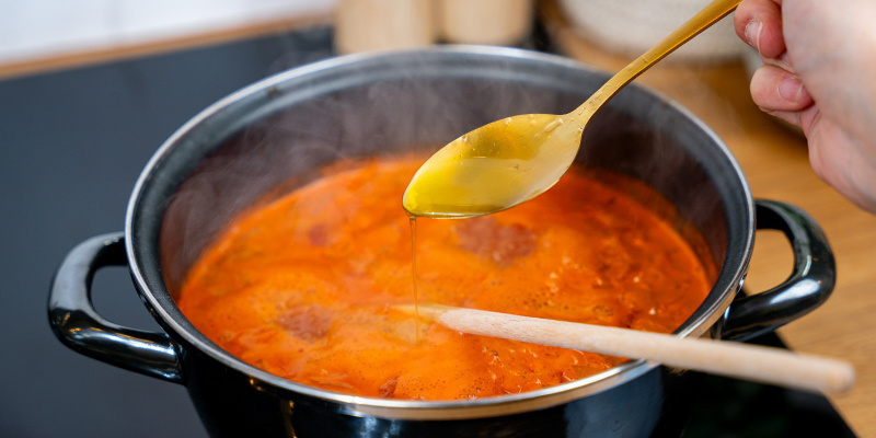 Wmieszaj łyżkę masła konopnego lub oleju.