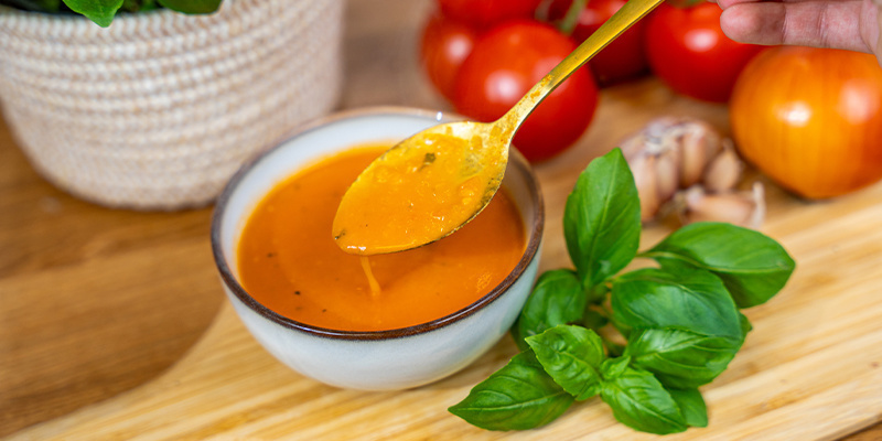 Zblenduj całość na gładki krem. Podawaj ciepłą.