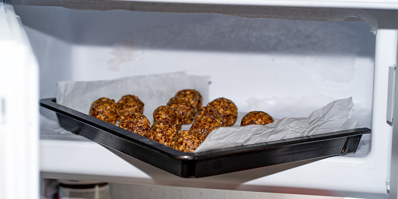 Instrukcja: Włóż blachę do zamrażarki na 1 godzinę