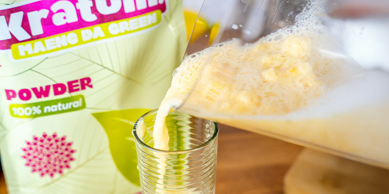 Tropikalny smoothie z kratomem Tropikalny smoothie z kratomem