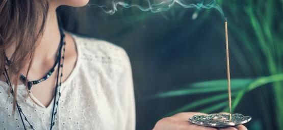 Jak przygotować ziołowe kadzidło, aby stworzyć relaksującą atmosferę w domu