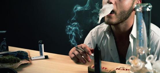 Czy wstrzymywanie dymu z marihuany sprawia, że haj jest mocniejszy?