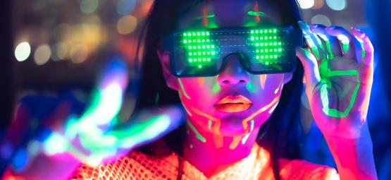 Czy bezpiecznie jest brać psychodeliki samemu? Kodeks samotnego psychonauty